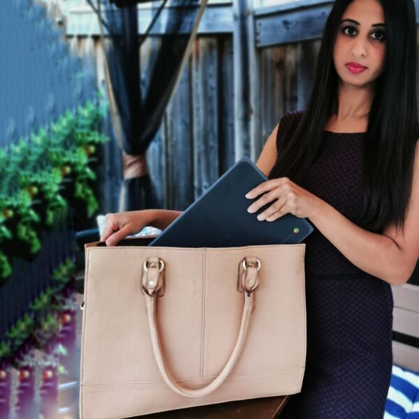 The Signature 17" Bag, Beige - Image 4